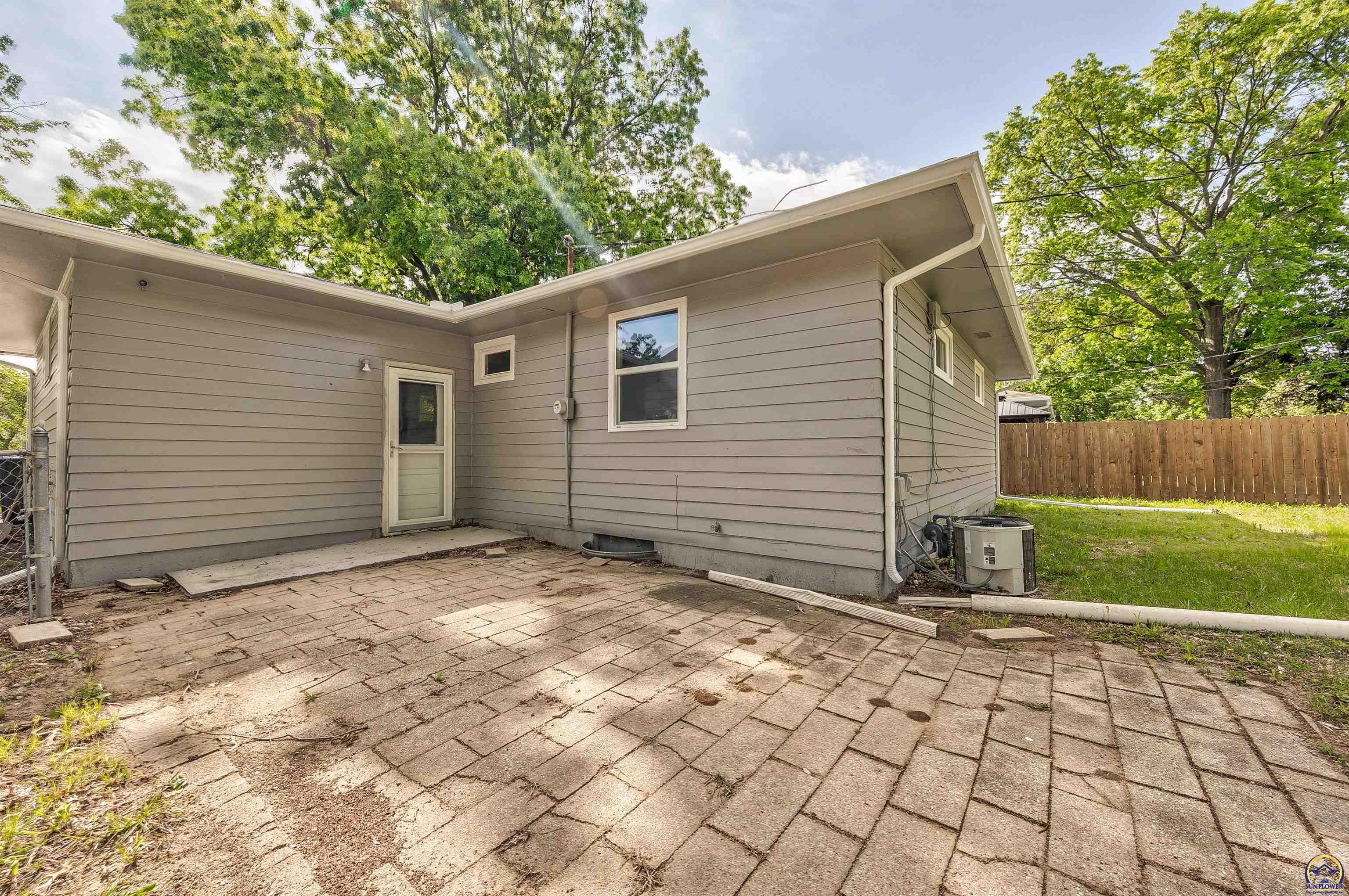 1917 Southwest Crest Drive Topeka, KS 66604 - Photo 21 of 25