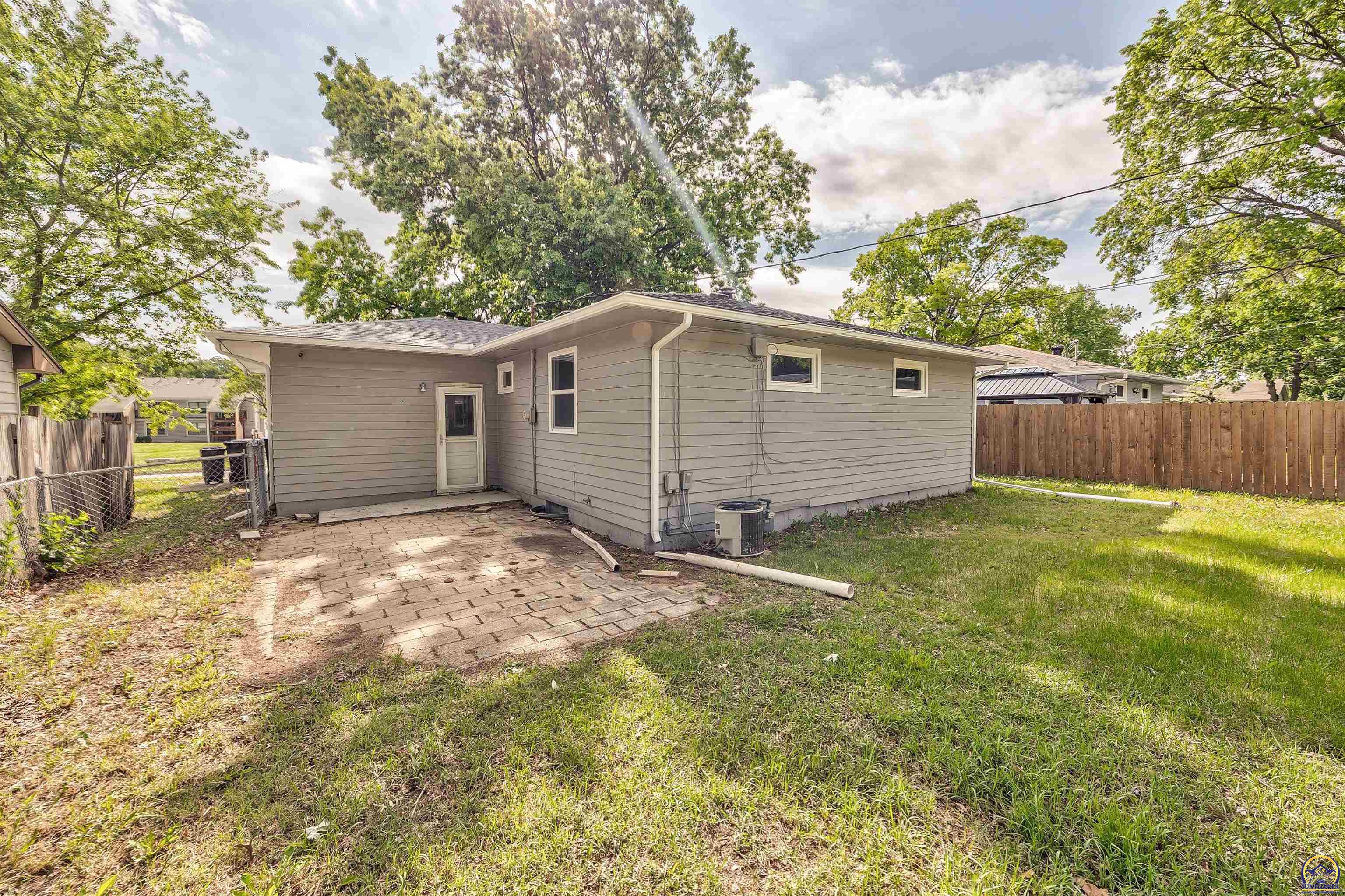 1917 Southwest Crest Drive Topeka, KS 66604 - Photo 23 of 25