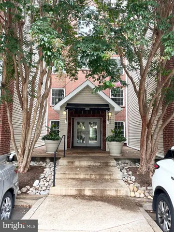$2,000 | 3315 Wyndham Circle, Unit 1233, Alexandria, VA 22302