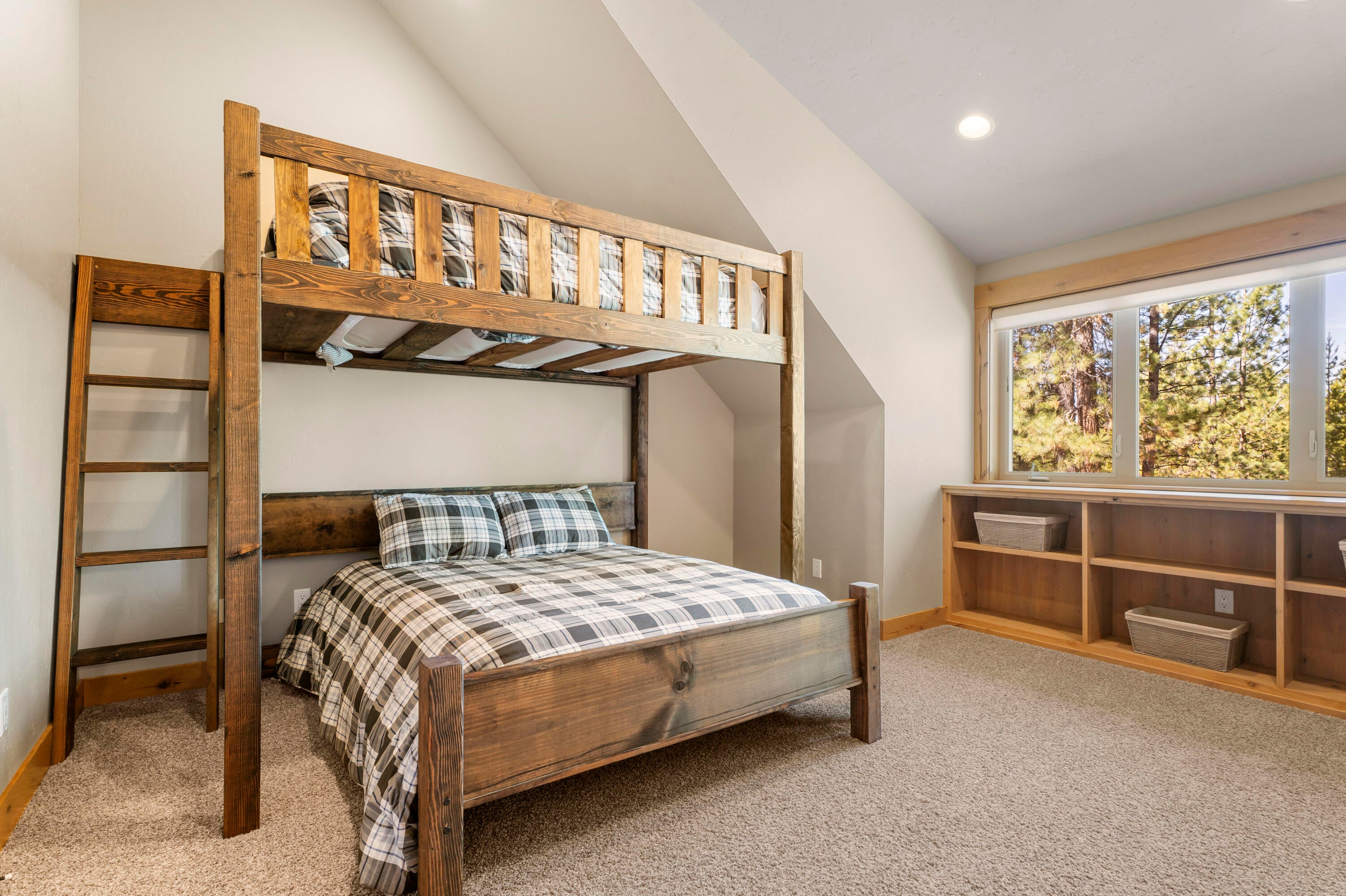 56431 Fireglass Loop, Unit 191 Bend, OR 97707 - Photo 29 of 50 Bedroom #3 - Upstairs