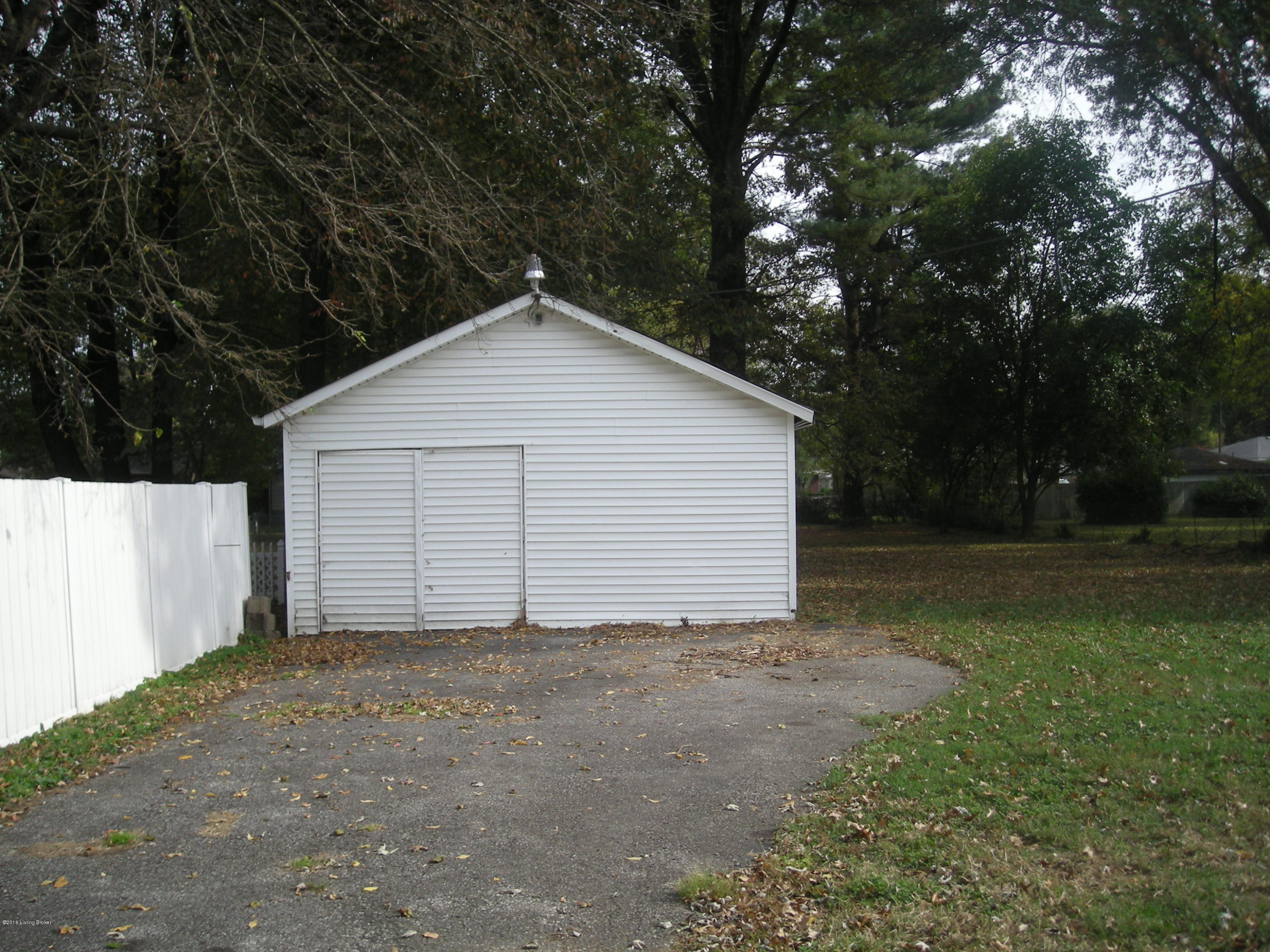 3213 Wessel Road Louisville, KY 40216 - Photo 2 of 33 Detached garage