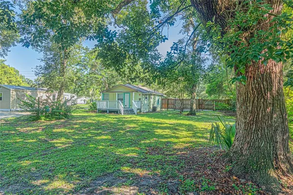 a view of a house with backyard
