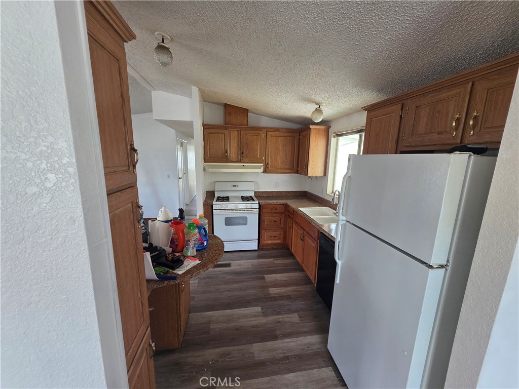 1010 Terrace Road, Unit 142 San Bernardino, CA 92410 - Photo 8 of 21 functional kitchen