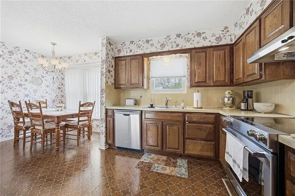 $375,000 | 14315 West 90th Court, Lenexa, KS 66215