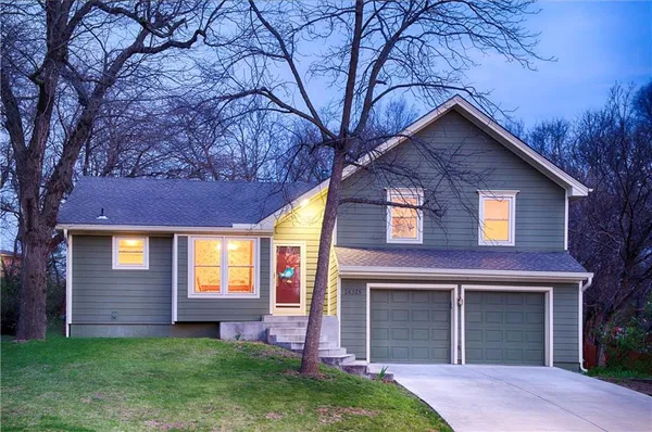 $375,000 | 14315 West 90th Court, Lenexa, KS 66215
