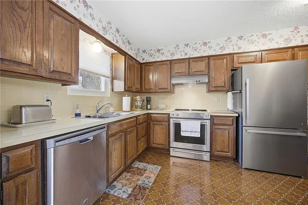 $375,000 | 14315 West 90th Court, Lenexa, KS 66215