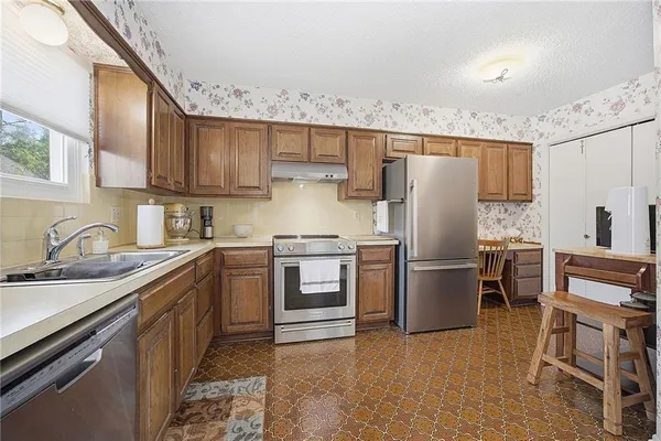 $375,000 | 14315 West 90th Court, Lenexa, KS 66215