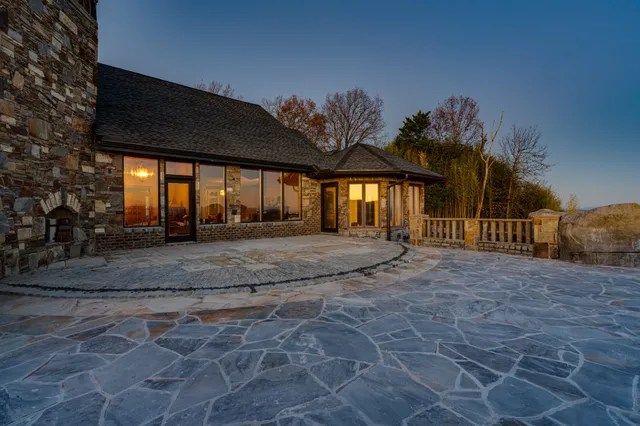 a view of entryway with a big yard