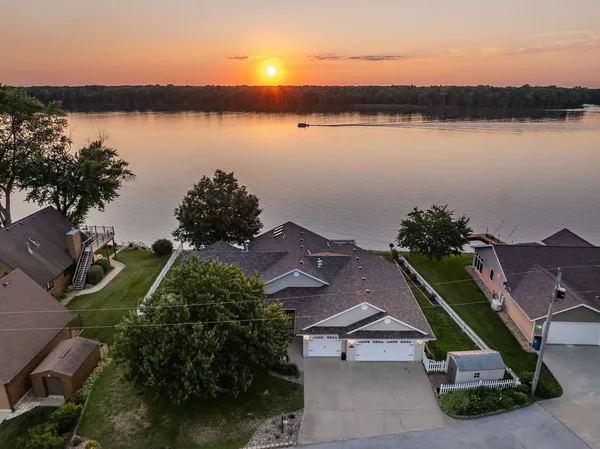 $695,000 | 21904 River Road North, Cordova, IL 61242