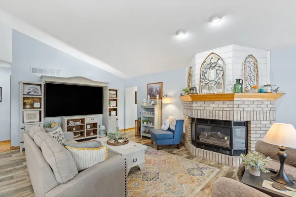 $695,000 | 21904 River Road North, Cordova, IL 61242