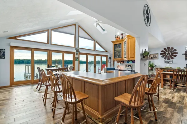 $695,000 | 21904 River Road North, Cordova, IL 61242