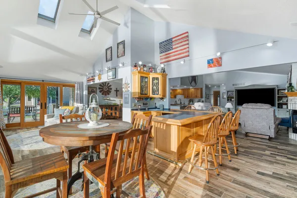 $695,000 | 21904 River Road North, Cordova, IL 61242