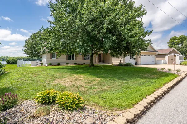 $695,000 | 21904 River Road North, Cordova, IL 61242