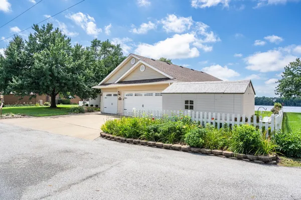 $695,000 | 21904 River Road North, Cordova, IL 61242