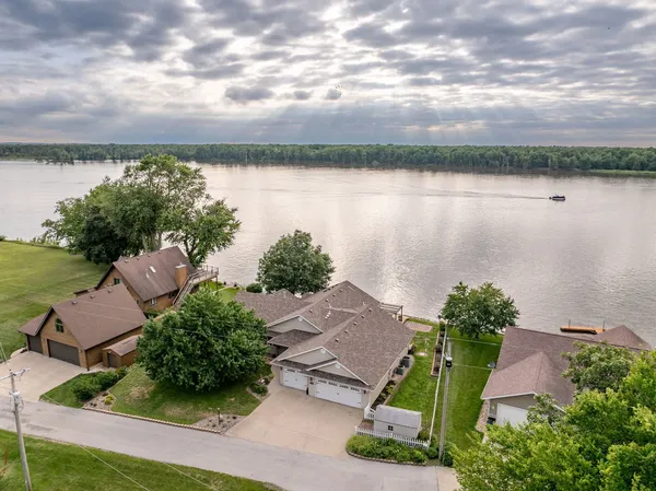 $695,000 | 21904 River Road North, Cordova, IL 61242