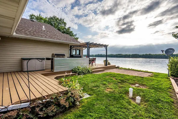 $695,000 | 21904 River Road North, Cordova, IL 61242