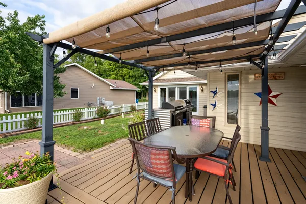 $695,000 | 21904 River Road North, Cordova, IL 61242