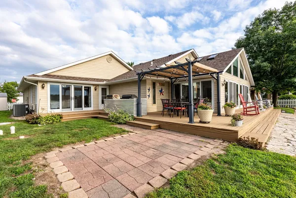 $695,000 | 21904 River Road North, Cordova, IL 61242