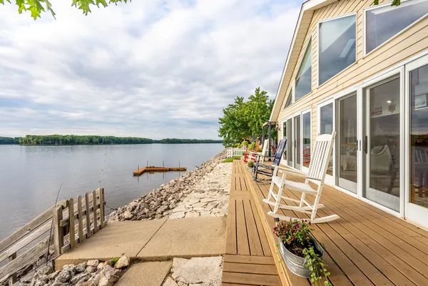 $695,000 | 21904 River Road North, Cordova, IL 61242