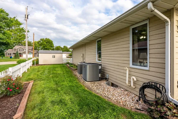 $695,000 | 21904 River Road North, Cordova, IL 61242