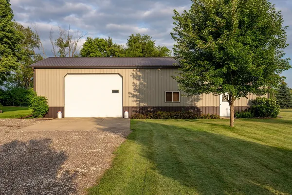 $695,000 | 21904 River Road North, Cordova, IL 61242