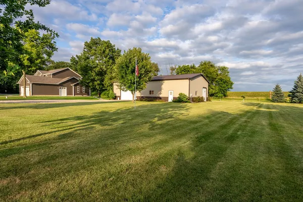 $695,000 | 21904 River Road North, Cordova, IL 61242
