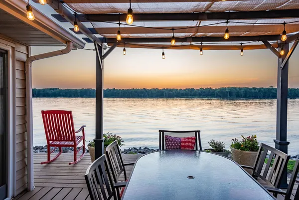 $695,000 | 21904 River Road North, Cordova, IL 61242