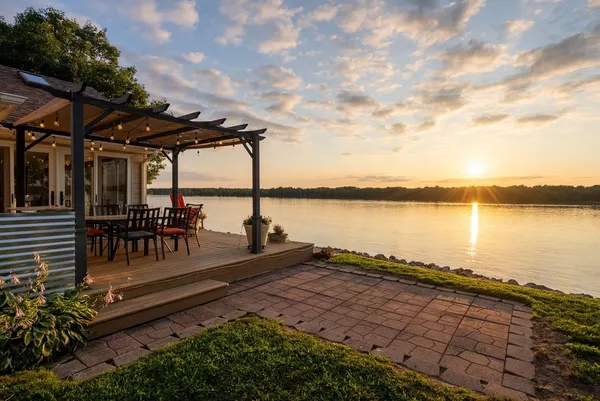 $695,000 | 21904 River Road North, Cordova, IL 61242