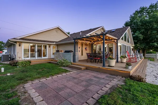 $695,000 | 21904 River Road North, Cordova, IL 61242