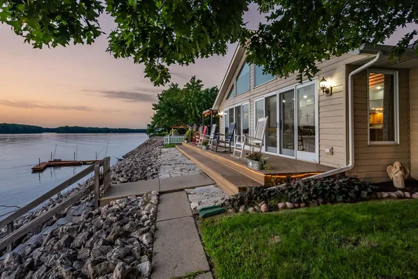 $695,000 | 21904 River Road North, Cordova, IL 61242