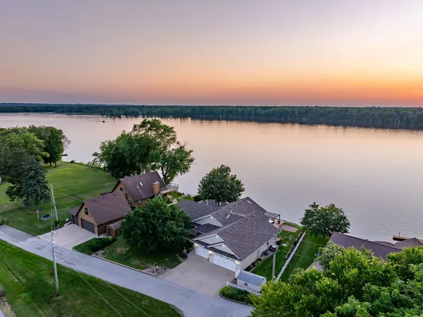 $695,000 | 21904 River Road North, Cordova, IL 61242