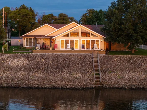 $695,000 | 21904 River Road North, Cordova, IL 61242