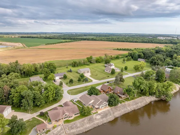 $695,000 | 21904 River Road North, Cordova, IL 61242