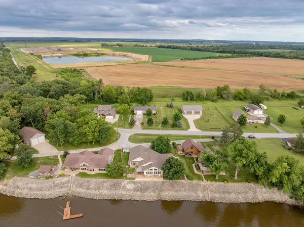 $695,000 | 21904 River Road North, Cordova, IL 61242