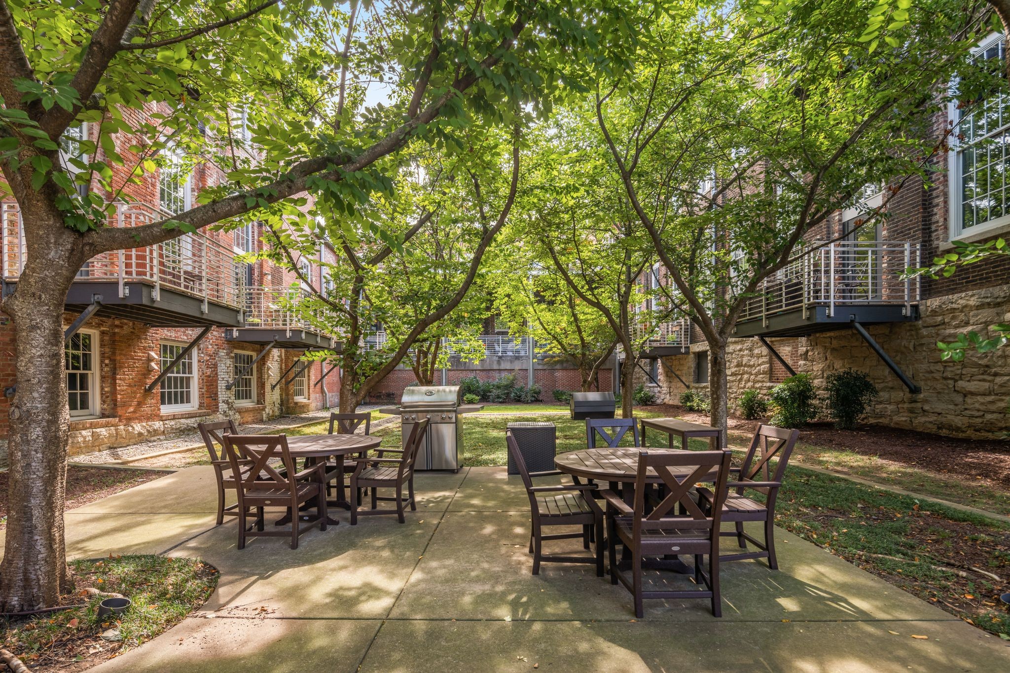 1350 Rosa L Parks Boulevard, Unit 463 Nashville, TN 37208 - Photo 38 of 44 a view of a outdoor space with a table and chairs
