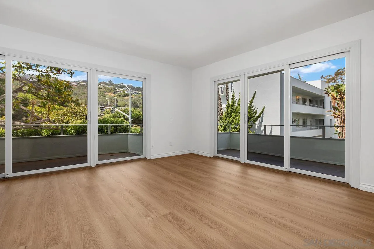 2368 Torrey Pines Road, Unit 63 La Jolla, CA 92037 - Photo 7 of 41 Living Room