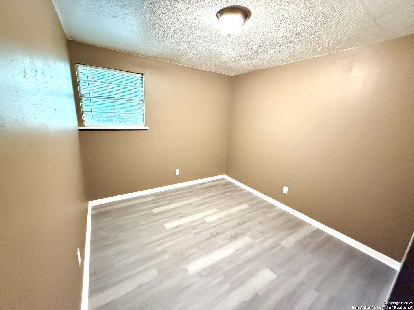 1827 East Highland Boulevard San Antonio, TX 78210 - Photo 12 of 17 an empty room with a window