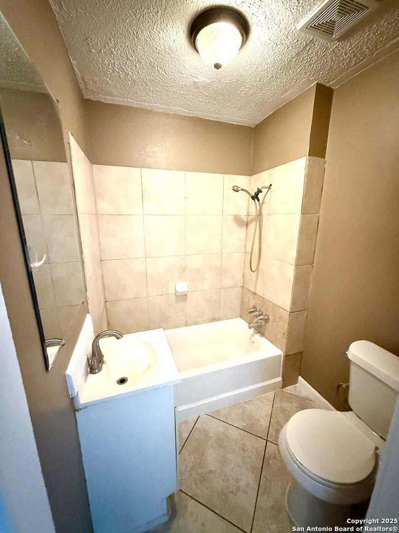 1827 East Highland Boulevard San Antonio, TX 78210 - Photo 14 of 17 a bathroom with a sink and bathtub