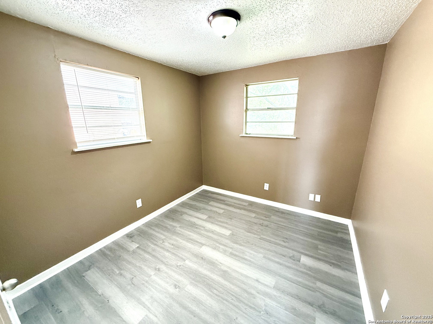 1827 East Highland Boulevard San Antonio, TX 78210 - Photo 10 of 17 a view of a big room with windows
