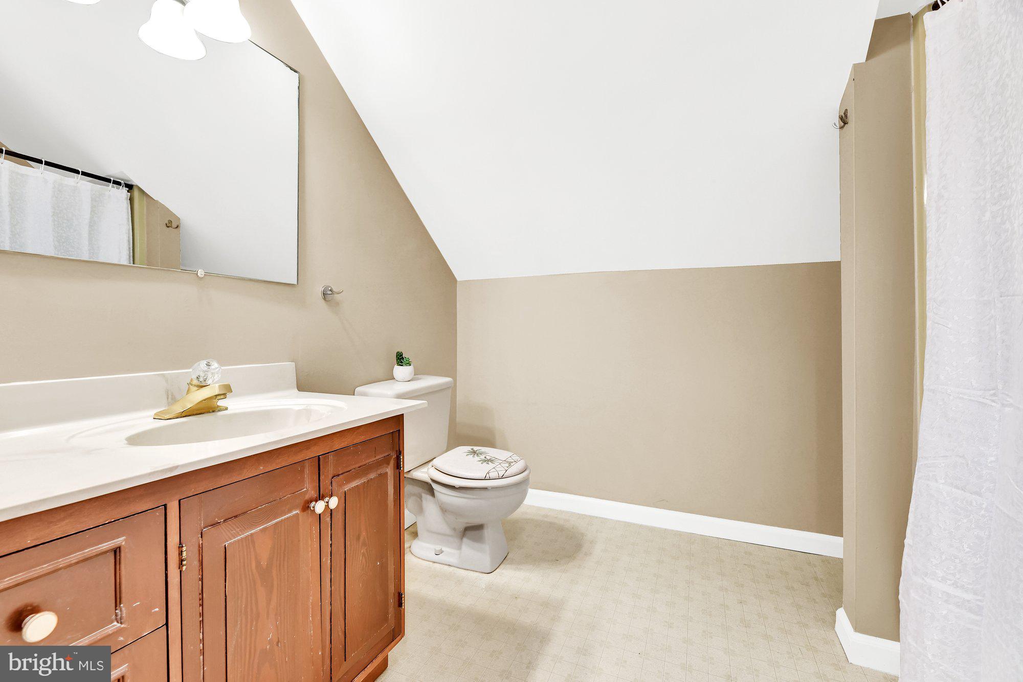 4559 Ridge Road Baltimore, MD 21236 - Photo 21 of 34 Full bath between 2 bedrooms
