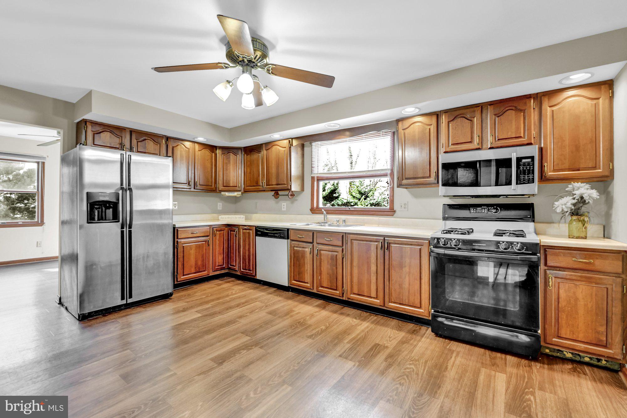 4559 Ridge Road Baltimore, MD 21236 - Photo 9 of 34 Great space in the kitchen!
