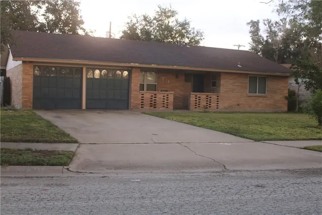 $179,900 | 1914 Louisiana Avenue, Kingsville, TX 78363