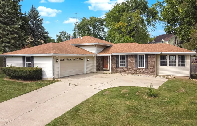 $365,000 | 102 Hickory Lane, Morris, IL 60450