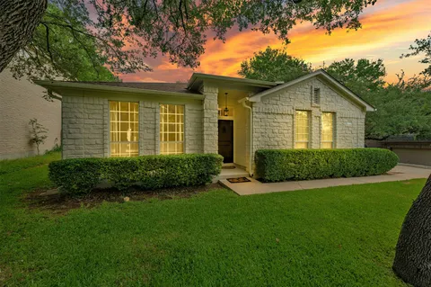 a view of an house with backyard space and garden