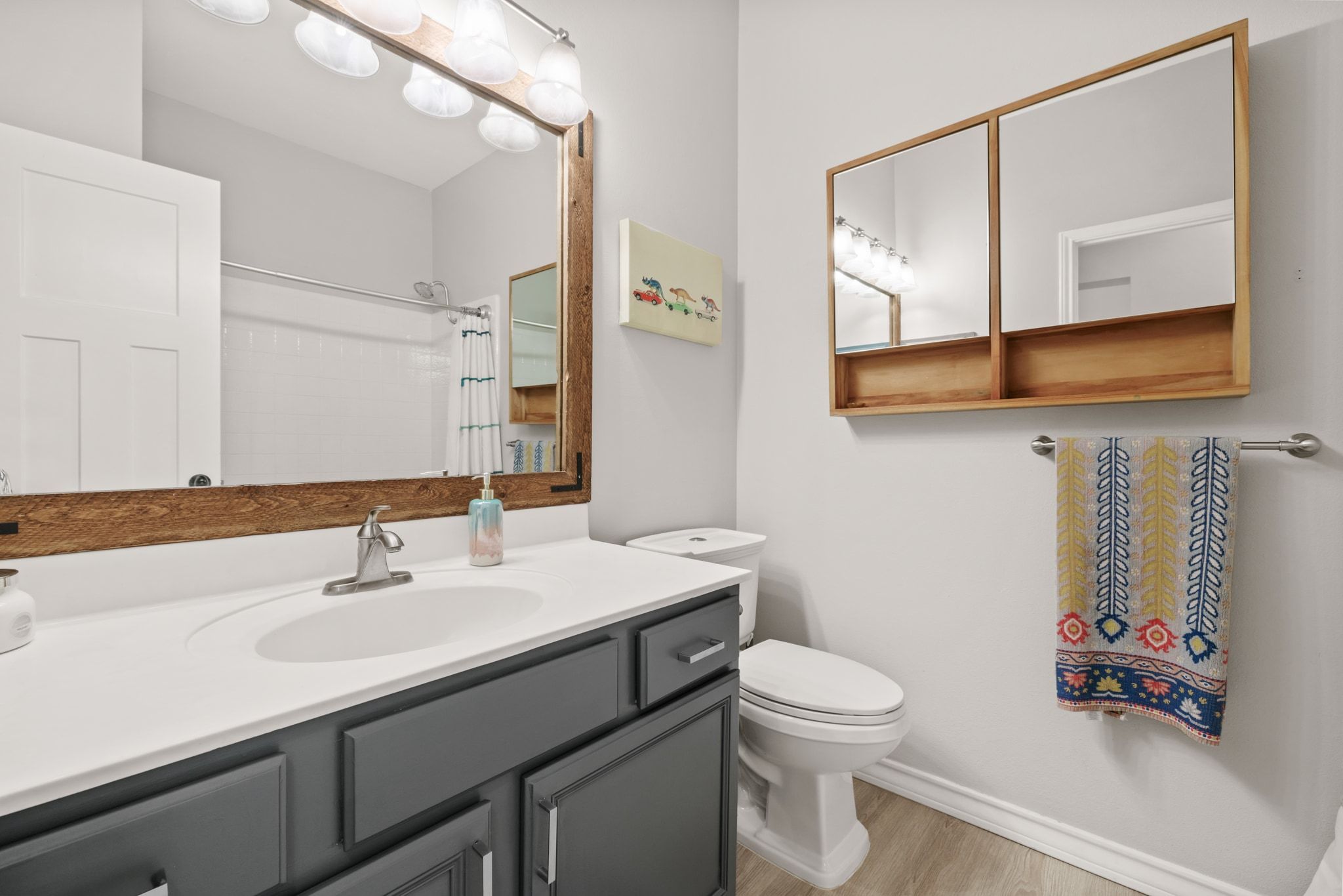 208 Sailors Run Lakeway, TX 78734 - Photo 19 of 40 The secondary bedrooms share a full guest bathroom with a tub/shower combo.