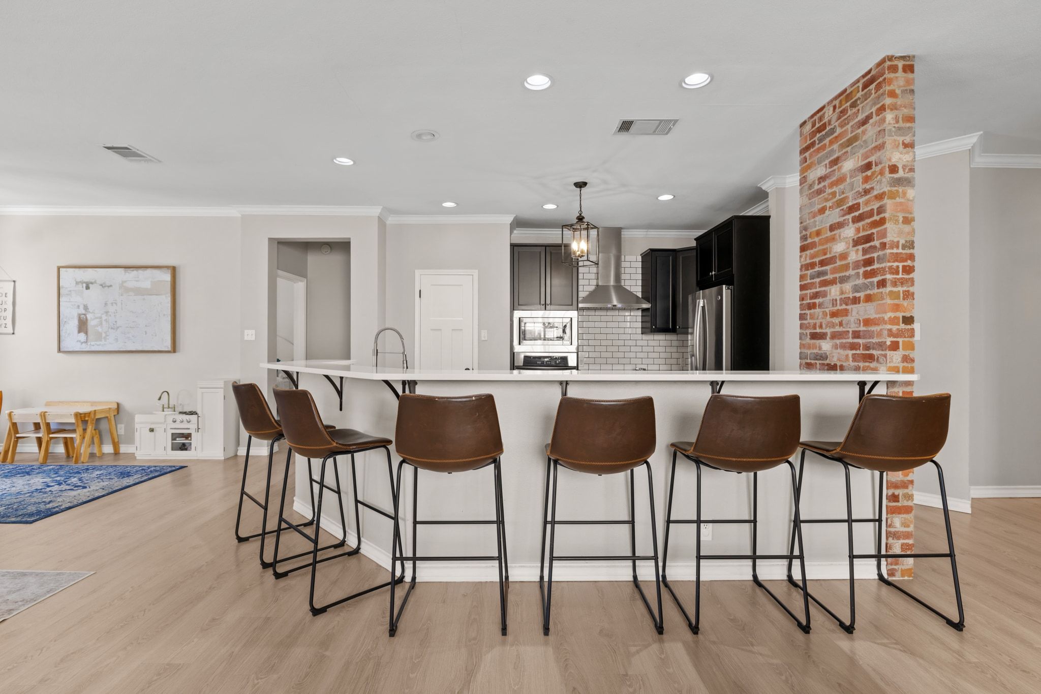 208 Sailors Run Lakeway, TX 78734 - Photo 8 of 40 The chef' kitchen features a wraparound breakfast bar where household members can sit and chat with the cook.