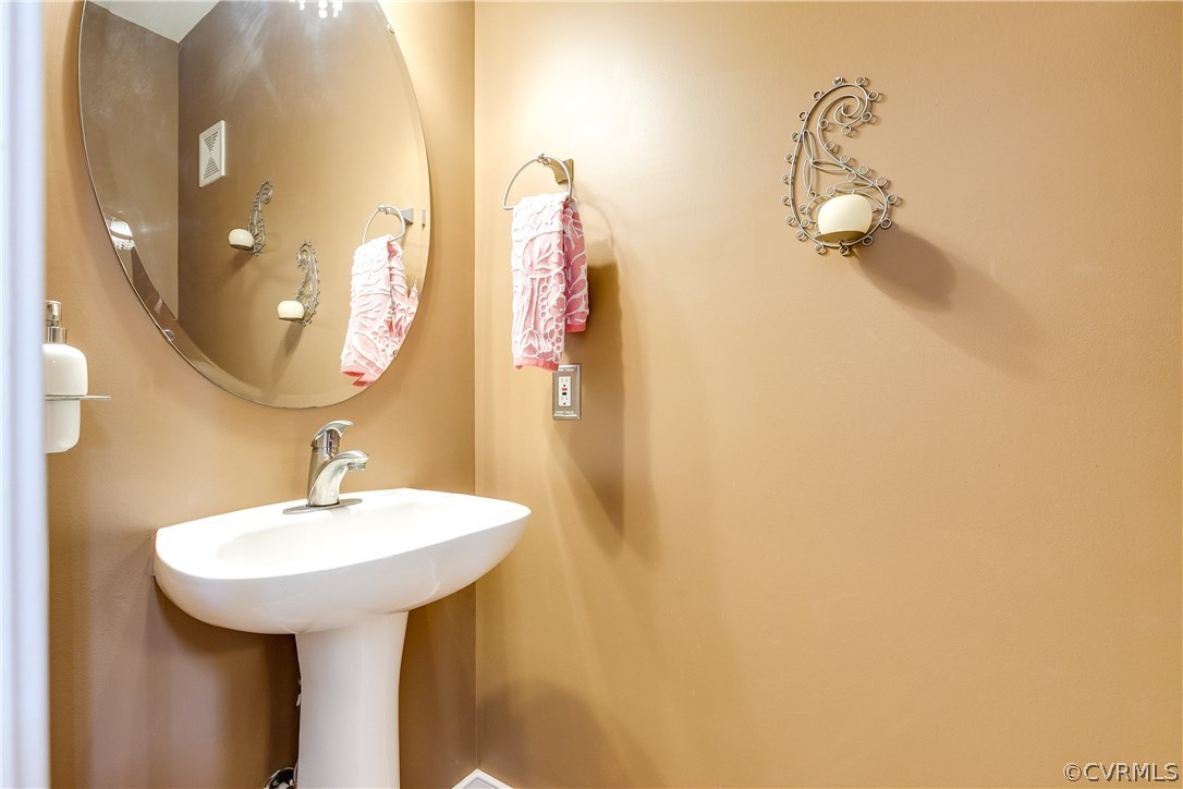 2111 Pemberton Road Henrico, VA 23229 - Photo 10 of 29 Main level Powder Room
