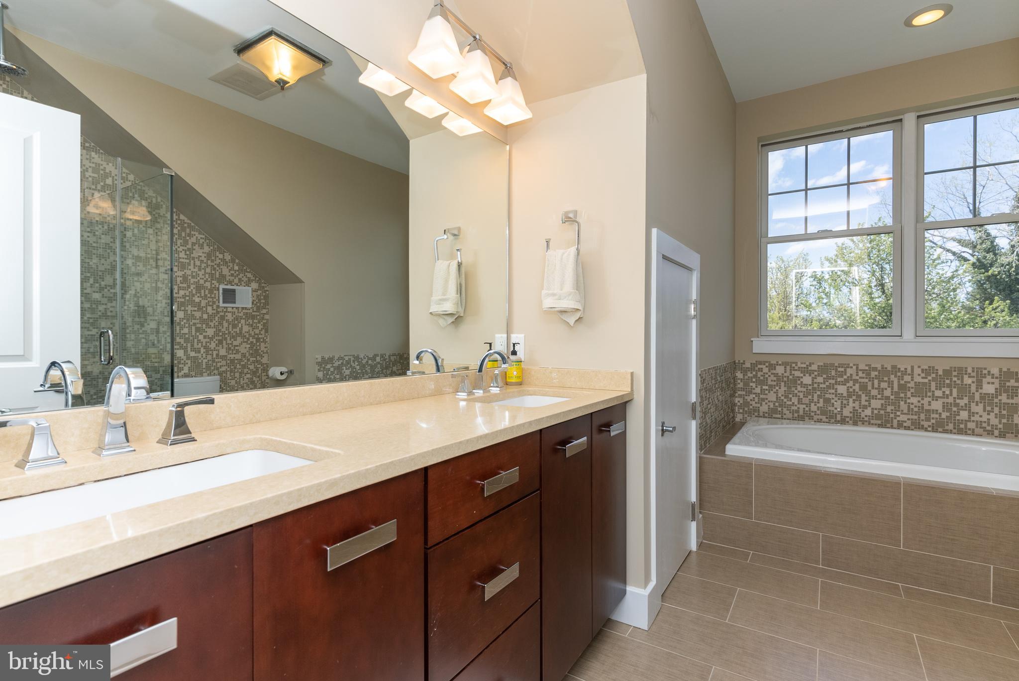 844 Independence Court Philadelphia, PA 19147 - Photo 23 of 35 4th Level - Primary Bedroom En Suite Bath