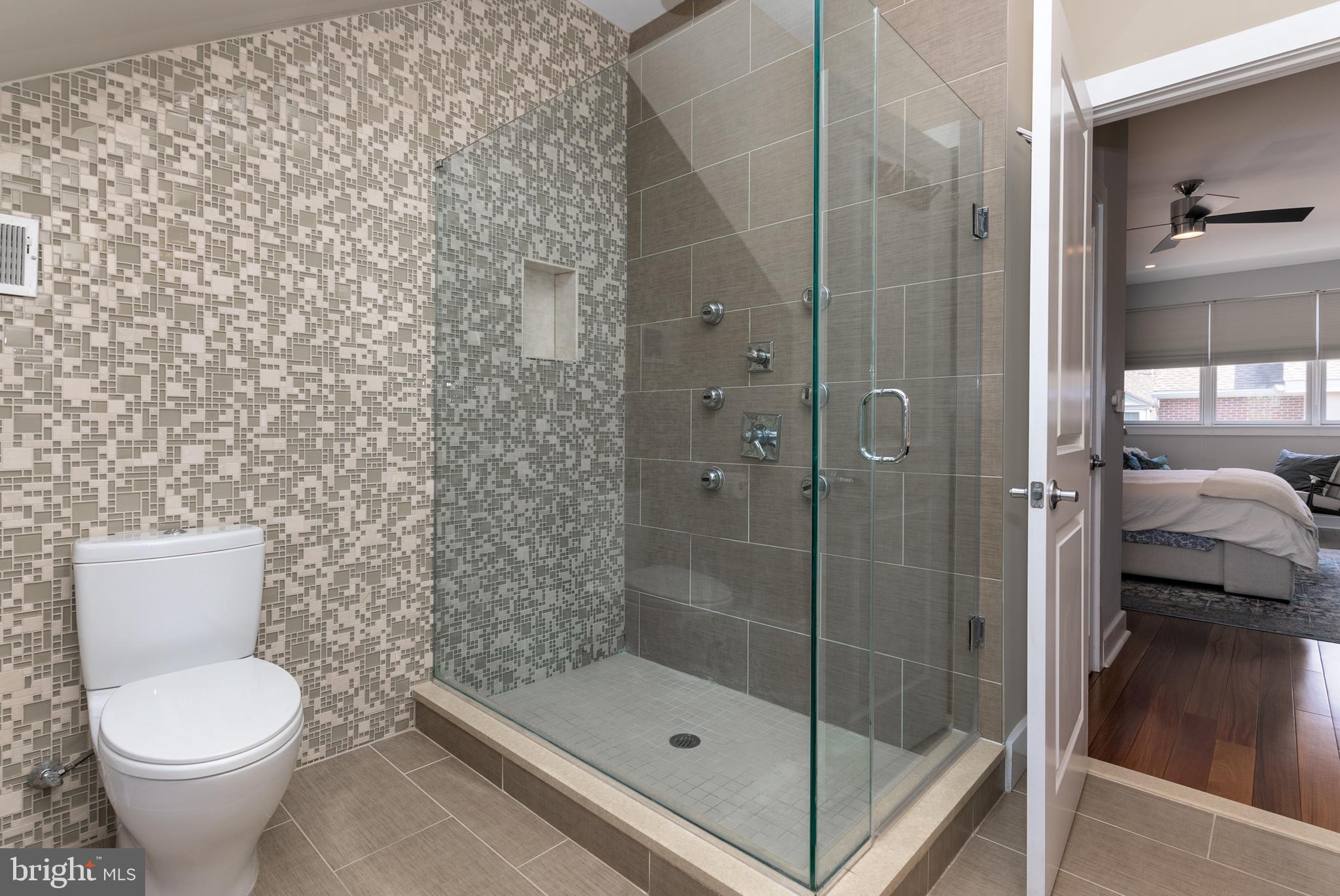 844 Independence Court Philadelphia, PA 19147 - Photo 24 of 35 4th Level - Primary Bedroom En Suite Bath