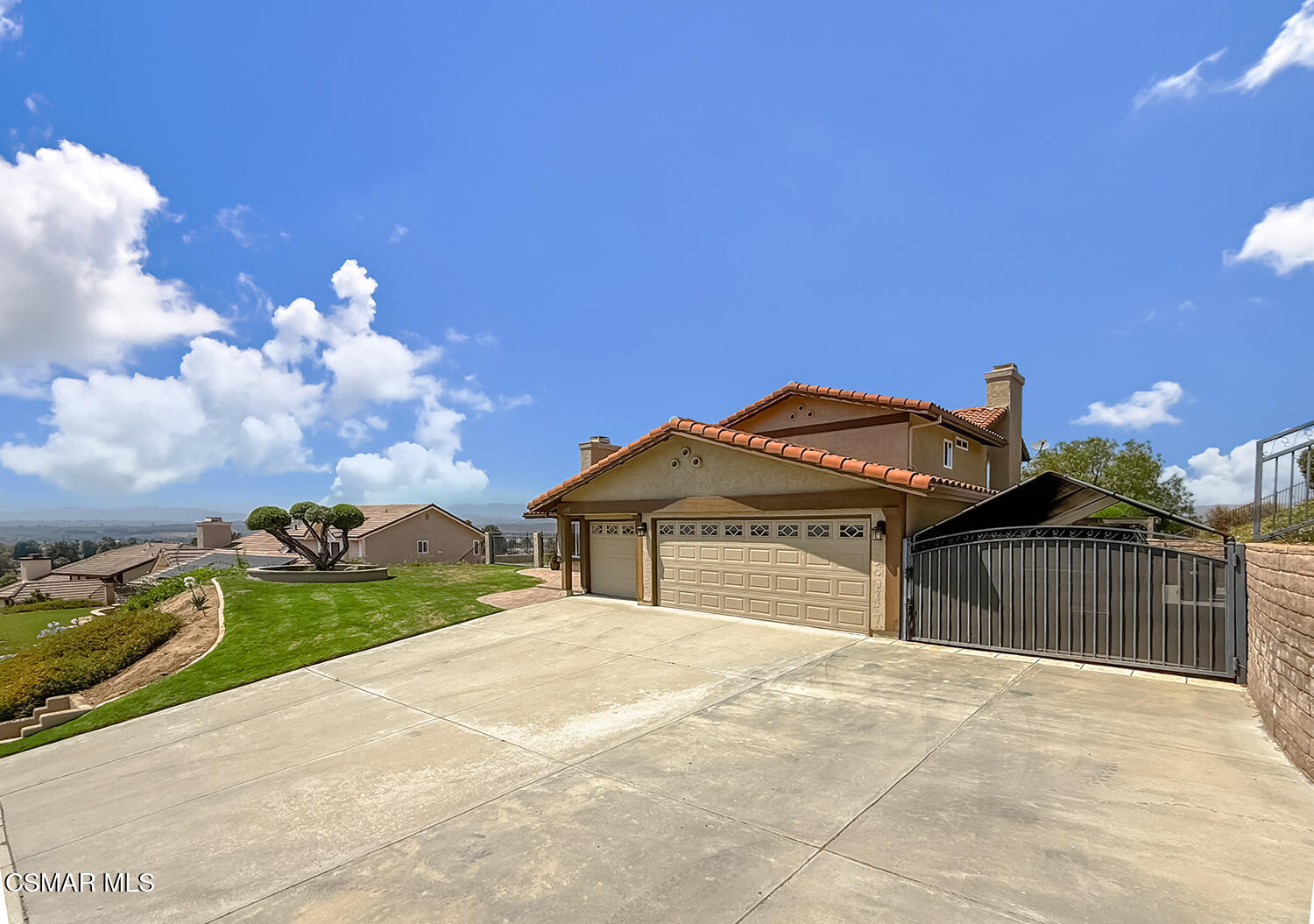 13749 Gunsmoke Road Moorpark, CA 93021 - Photo 4 of 61 a front view of a house with a yard